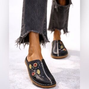 NWT Handmade Genuine Leather Black Embroidered Sandals Slip-On Mules Consuelo